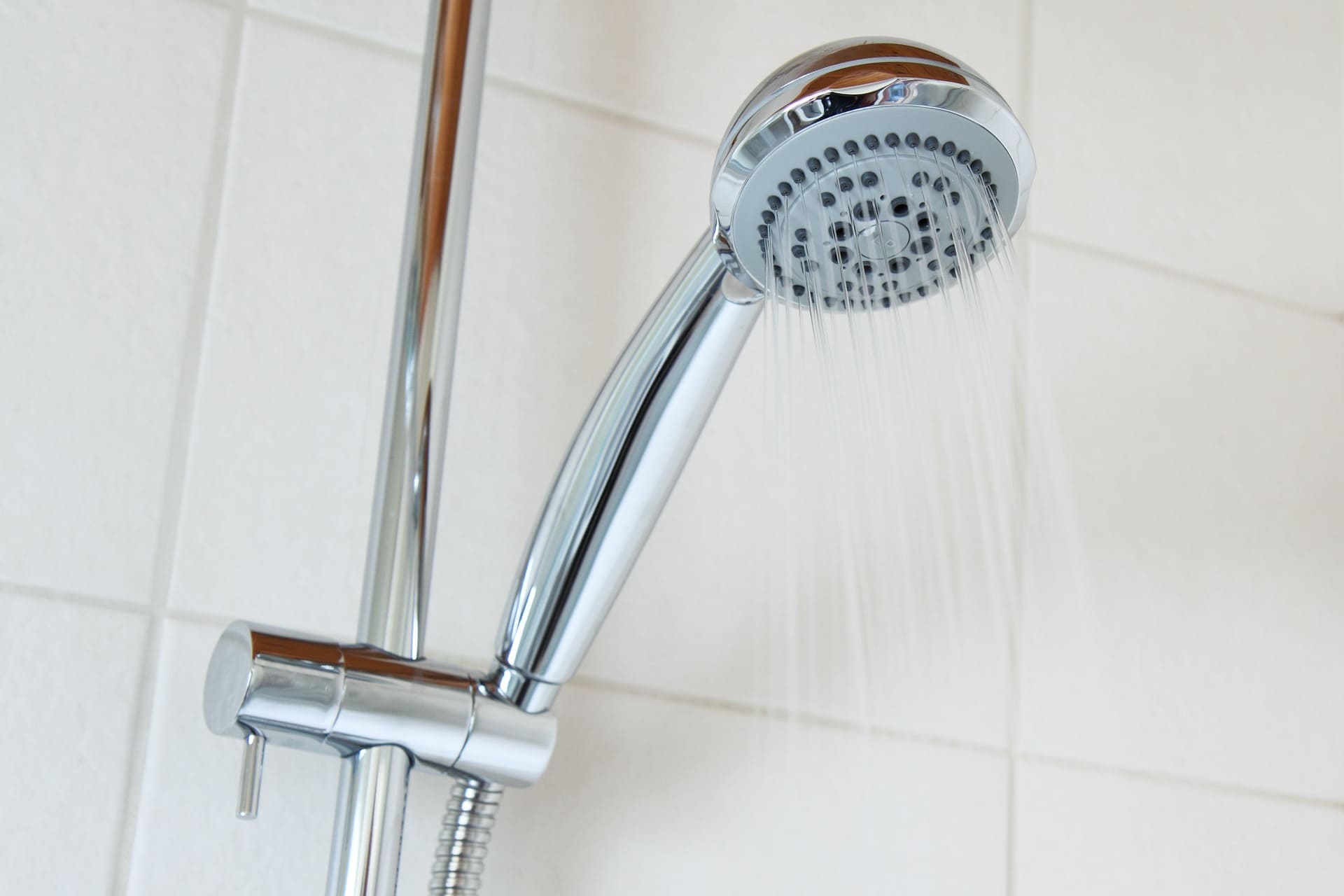 cuanta agua se gasta en una ducha