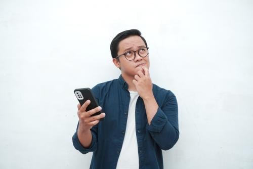 Persona pensando ¿infraseguro o sobreseguro?